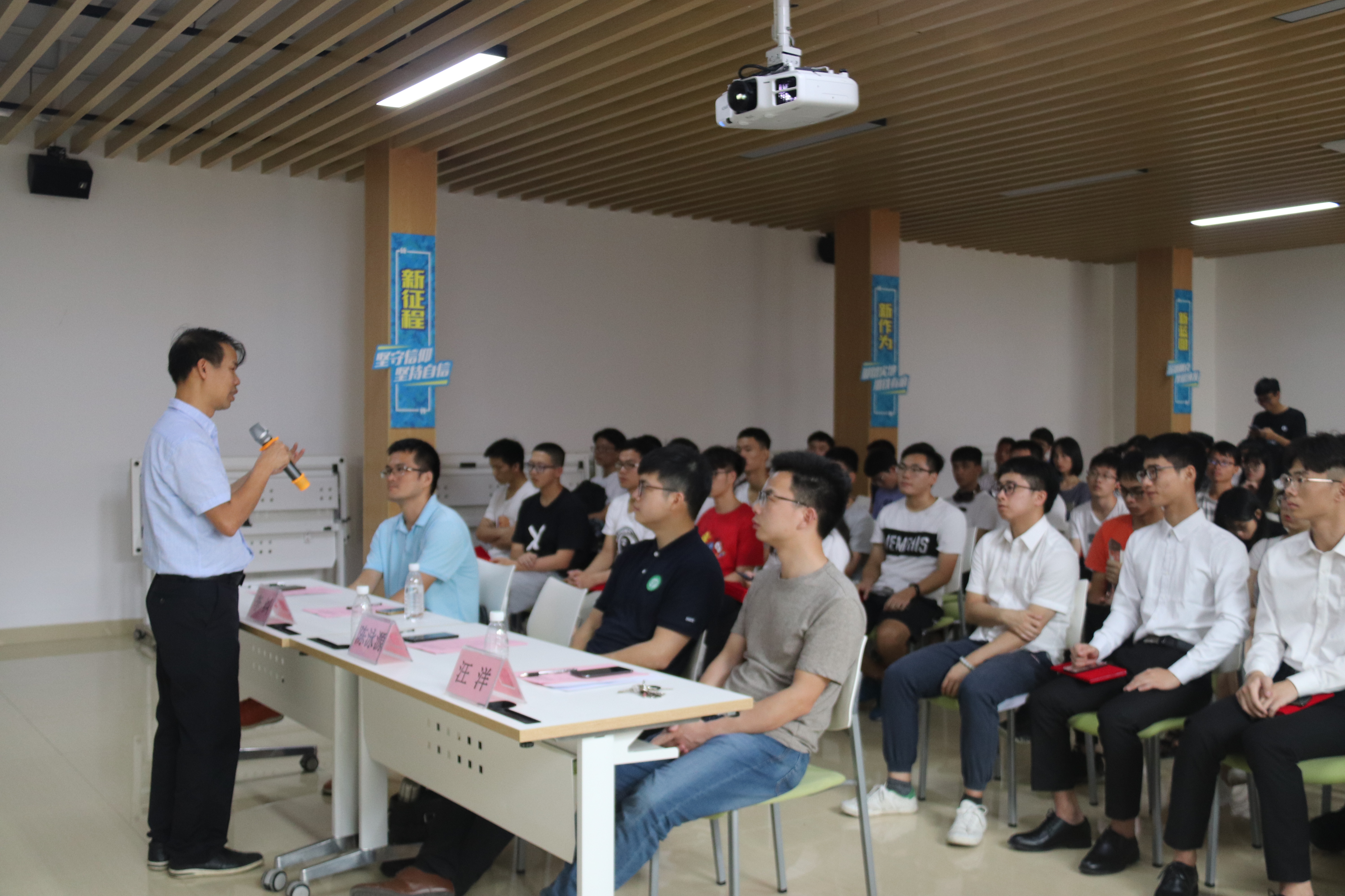 李纠书记讲话.jpg 李纠书记讲话.jpg