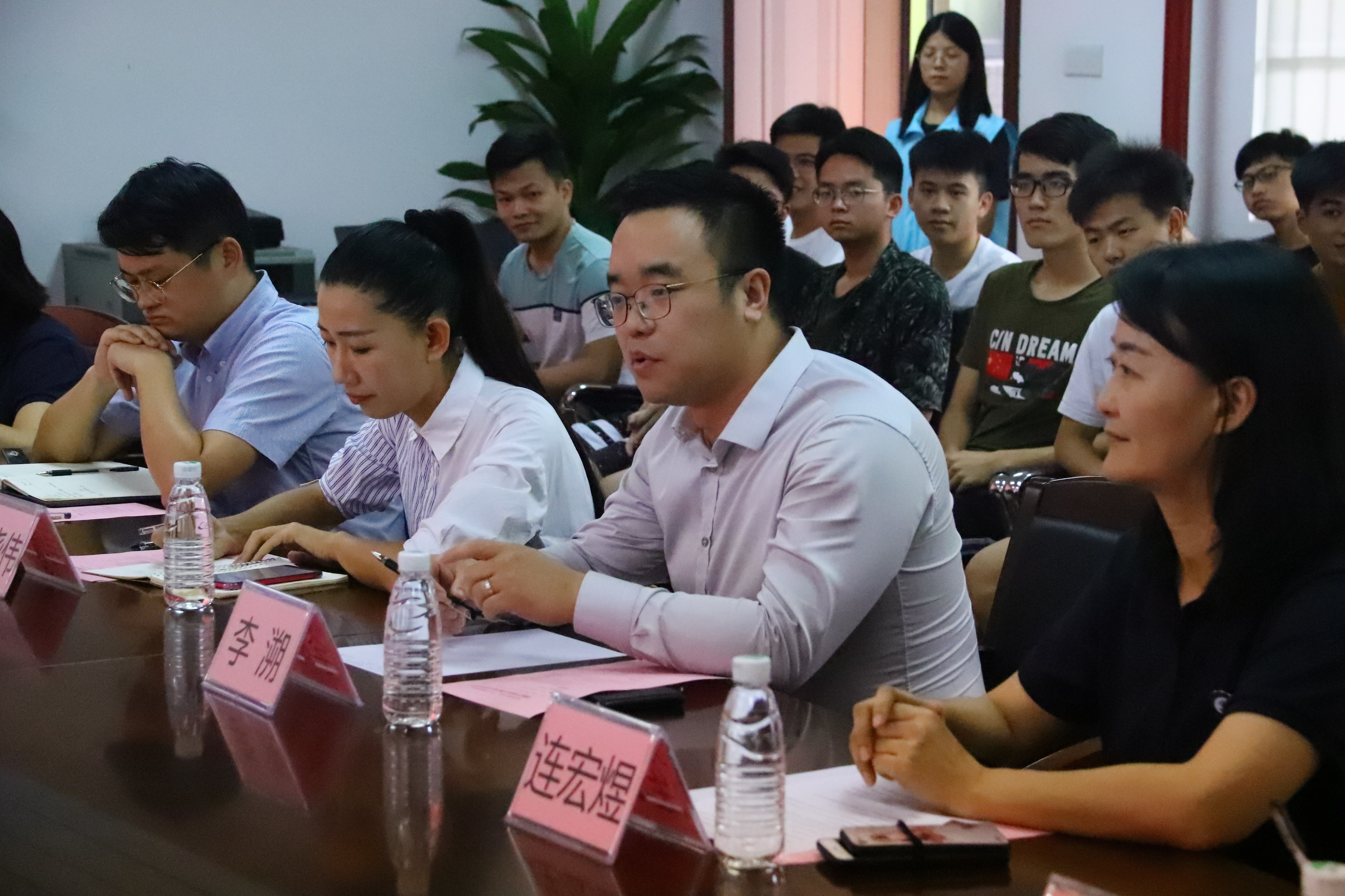 D:\环建学工2019.6\【宣传工作】\【新闻稿】\1 anime1动态
\anime1
与鹏万里—研途考研东莞分校签署战略合作协议并举行考研导师聘任仪式\2 鹏万里—研途考研东莞分校负责人讲话.jpg